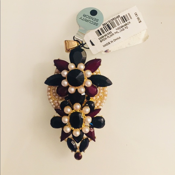 Jewelry - NWT Floral pendant